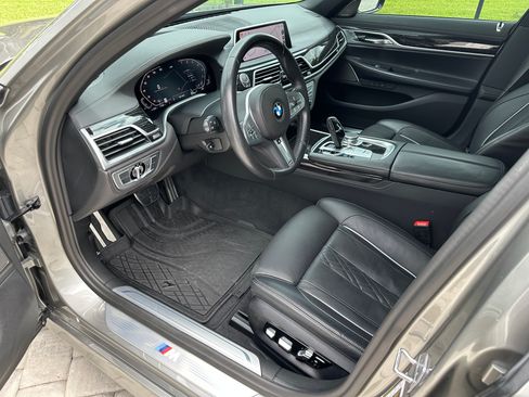 Used 2022 BMW 740i w/ M Sport Package RWD image 8