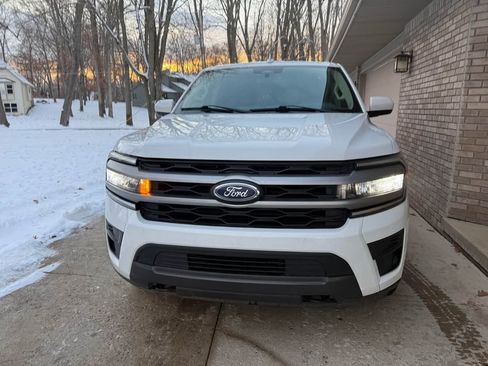 Used 2023 Ford Expedition XLT image 4