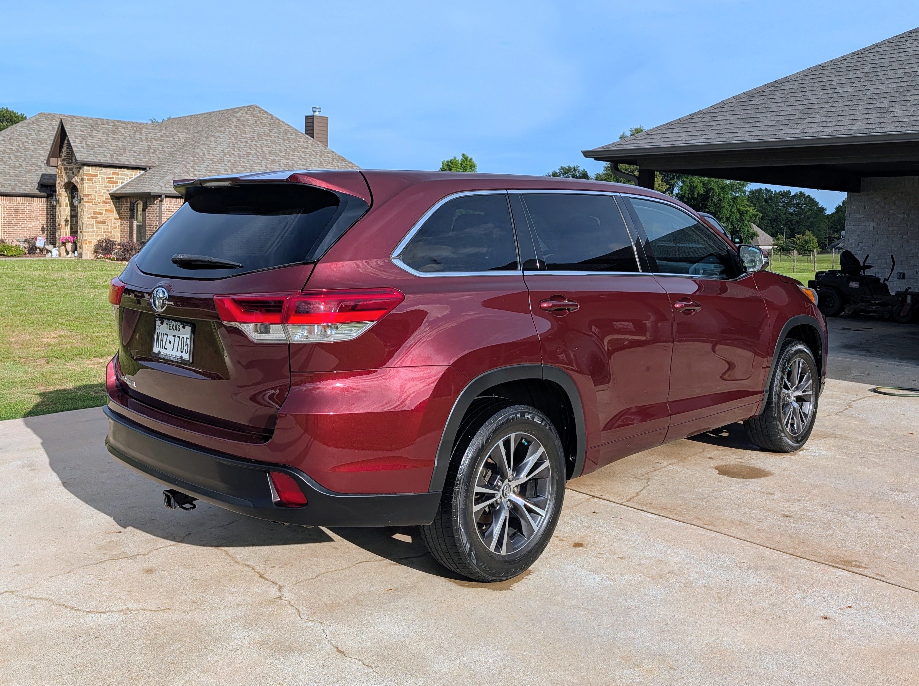 Used 2017 Toyota Highlander LE FWD image 1