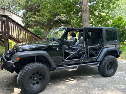 Used 2013 Jeep Wrangler Unlimited Rubicon w/ Max Tow Pkg AWD/4WD image 11
