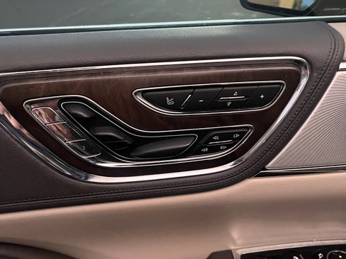 Used 2017 Lincoln Continental Reserve w/ Luxury Package image 10