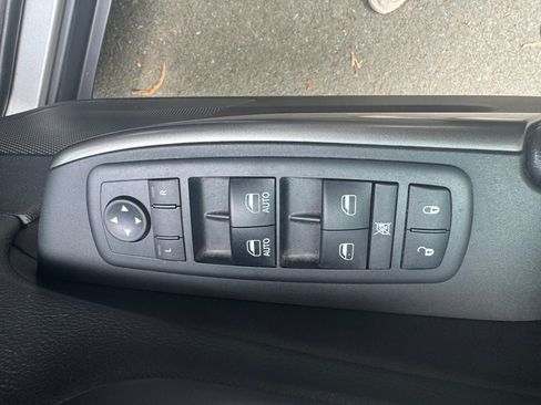 Used 2019 Jeep Cherokee Latitude Plus w/ Cold Weather Group FWD image 22