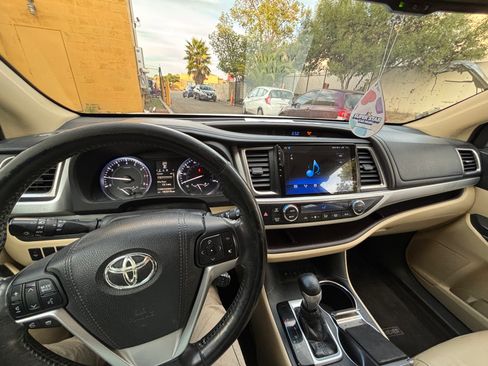 Used 2015 Toyota Highlander XLE image 10