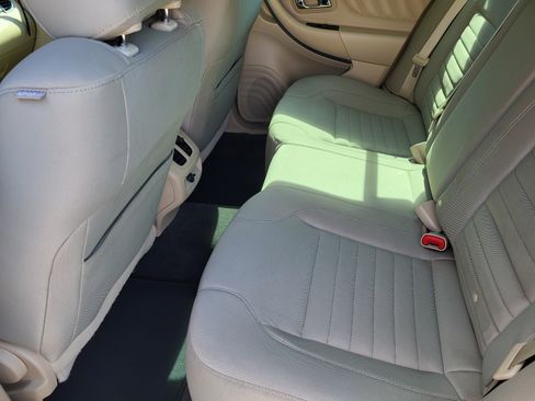 Used 2016 Ford Taurus SE image 6