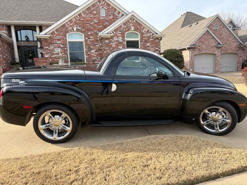 Used 2006 Chevrolet SSR w/ Preferred Equipment Group image 8