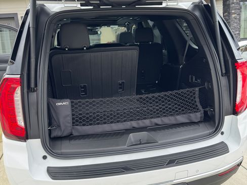 Used 2024 GMC Yukon SLT w/ SLT Premium Package image 12