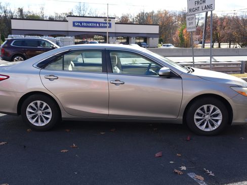 Used 2015 Toyota Camry LE image 5