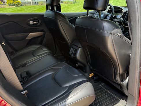 Used 2017 Jeep Cherokee Limited w/ Luxury Group AWD/4WD image 16