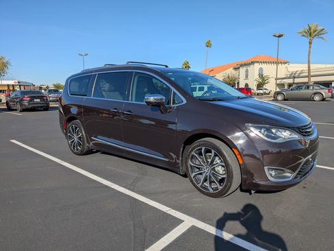 Used 2018 Chrysler Pacifica Limited w/ Advanced Safetytec Group image 4