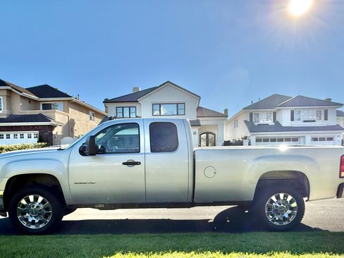 Used 2011 GMC Sierra 2500 SLE w/ SLE Preferred Package image 1