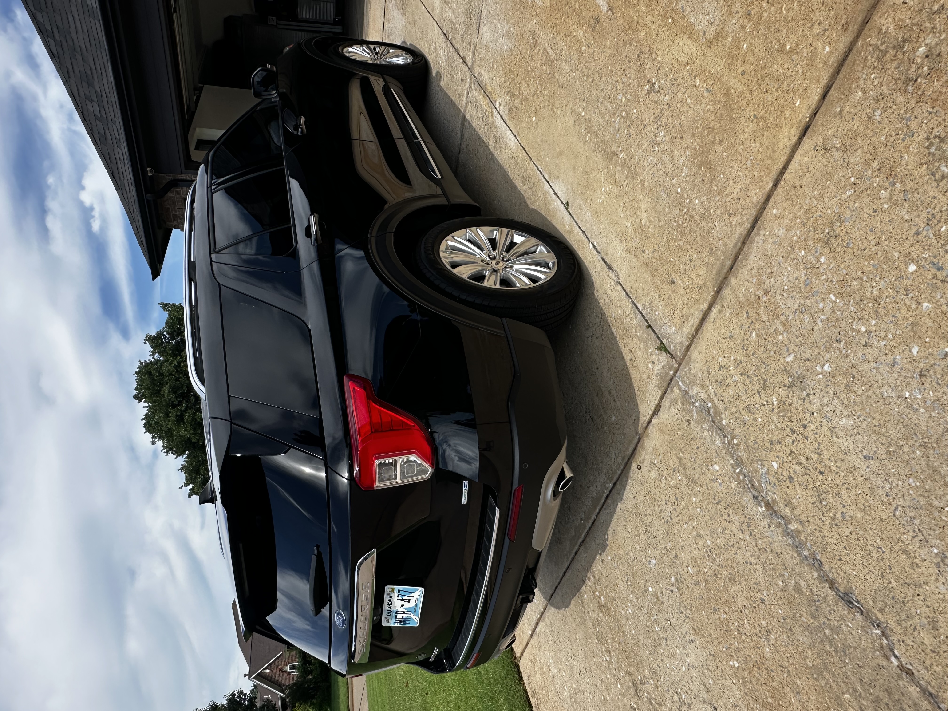 Used 2020 Ford Explorer Limited w/ Class III Trailer Tow Package AWD/4WD image 4