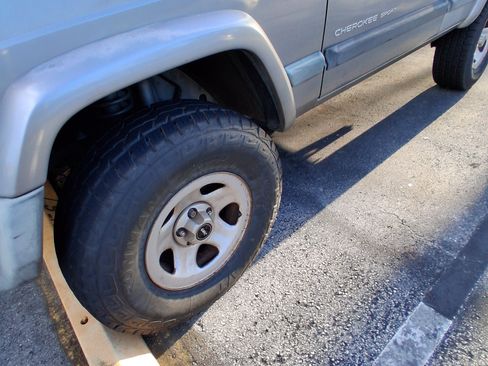 Used 2001 Jeep Cherokee Sport image 2