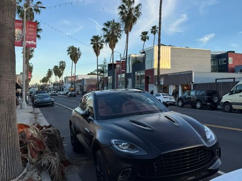 Used 2022 Aston Martin DBX AWD/4WD image 18