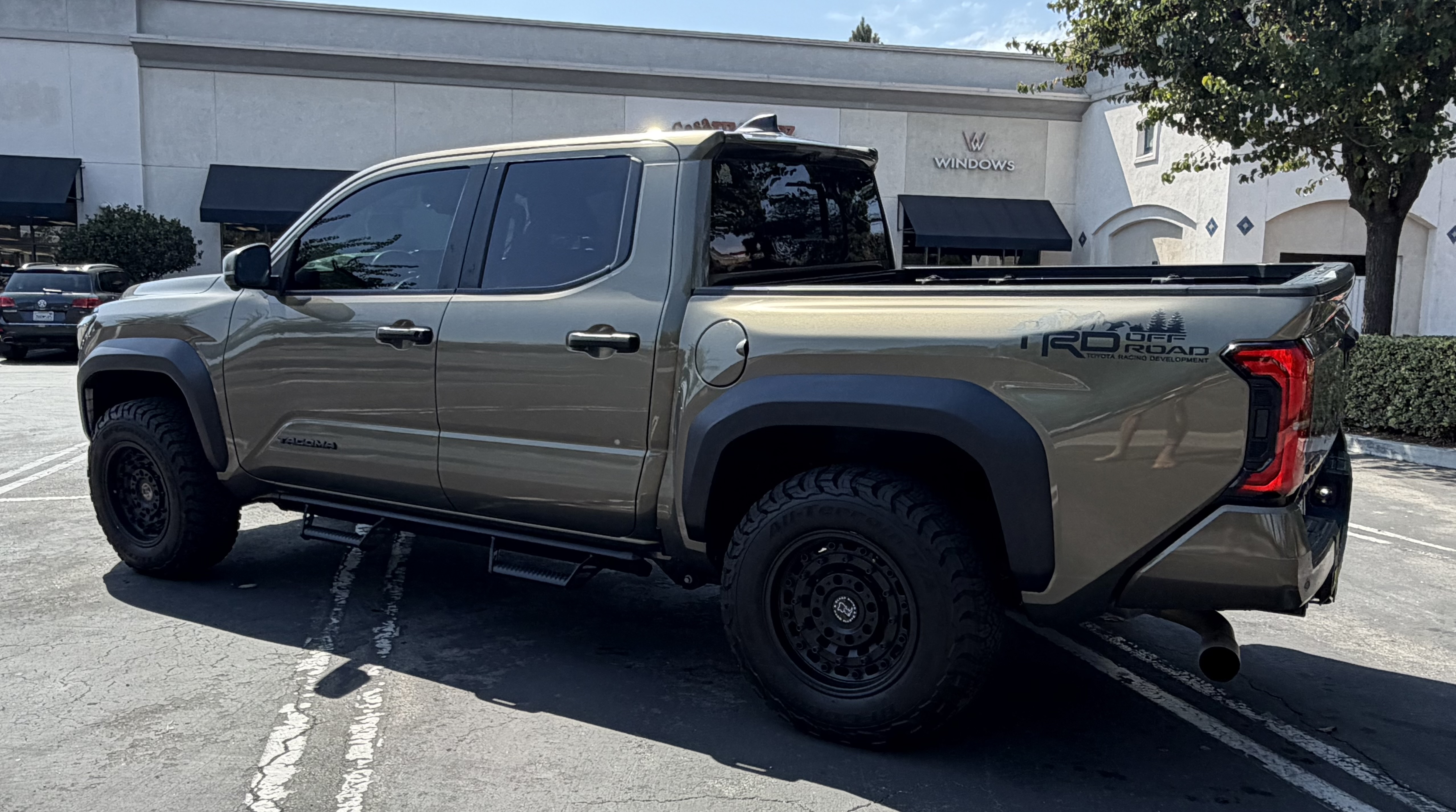 Used 2024 Toyota Tacoma TRD Off-Road w/ TRD Off Road Premium Package AWD/4WD image 4