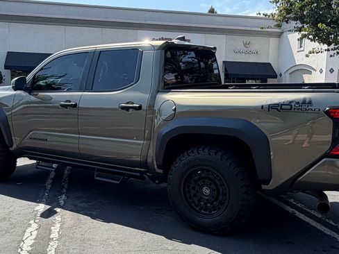 Used 2024 Toyota Tacoma TRD Off-Road w/ TRD Off Road Premium Package AWD/4WD image 4