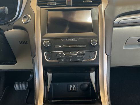 Used 2019 Ford Fusion SE FWD image 10
