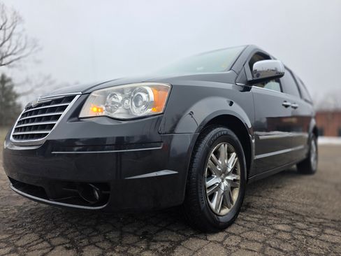 Used 2009 Chrysler Town & Country Limited image 1