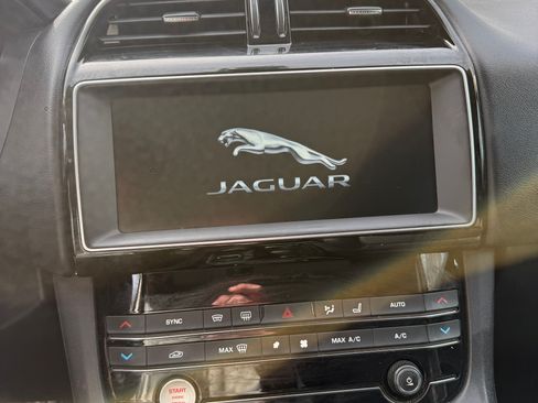 Used 2019 Jaguar F-PACE Premium image 12
