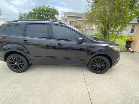 Used 2019 Ford Escape SE image 2