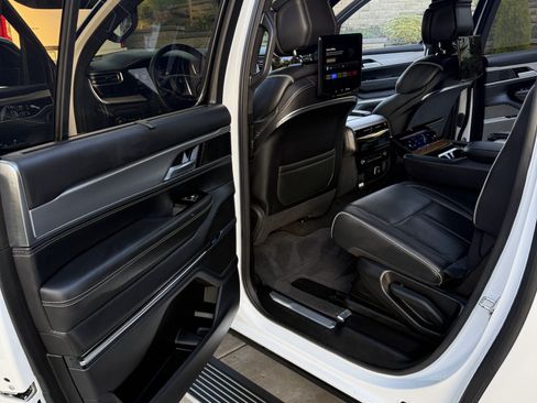 Used 2023 Jeep Grand Wagoneer L Series II w/ Premium Group II image 17