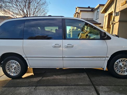 Used 1996 Chrysler Town & Country LX image 1
