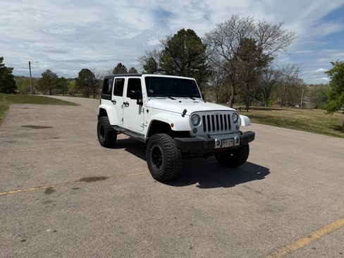 Used 2018 Jeep Wrangler Unlimited Sahara AWD/4WD image 4