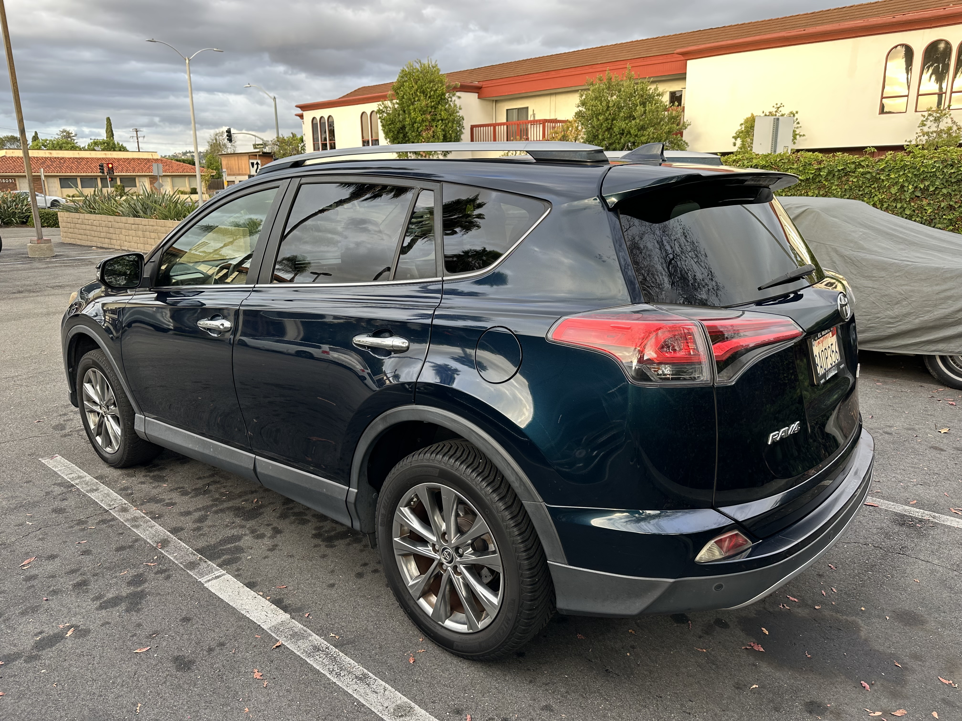 Used 2018 Toyota RAV4 Limited w/ Advanced Technology Package FWD image 6