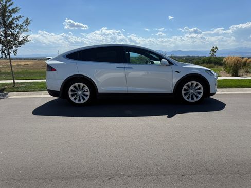 Used 2018 Tesla Model X 75D AWD/4WD image 2