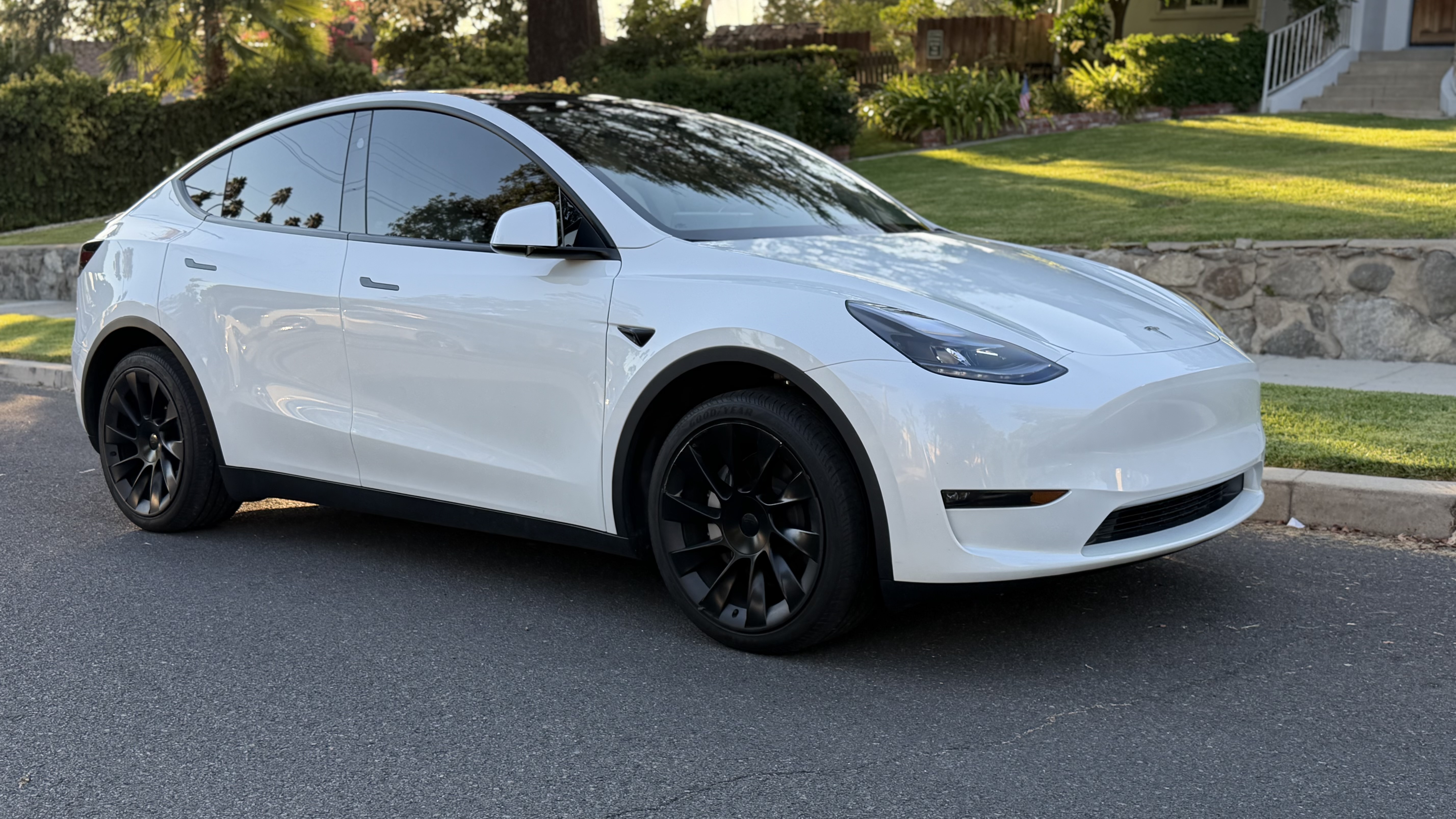 Used 2023 Tesla Model Y Long Range AWD/4WD image 1