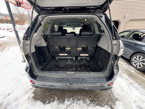 Used 2017 Toyota Sienna SE w/ SE Preferred Package image 5