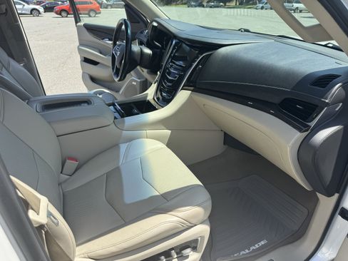 Used 2018 Cadillac Escalade Premium Luxury AWD/4WD image 19