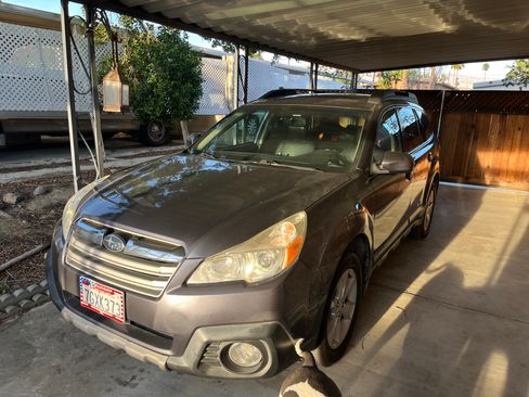 Used 2014 Subaru Outback 3.6R Limited w/ Moonroof Package image 2