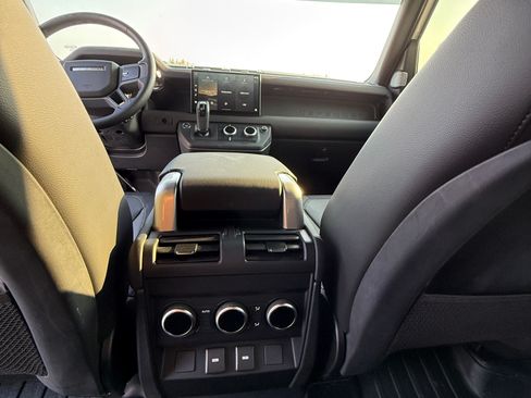 Used 2024 Land Rover Defender 130 X-Dynamic SE AWD/4WD image 22
