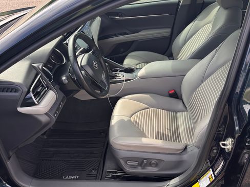 Used 2020 Toyota Camry SE w/ Convenience Package FWD image 13