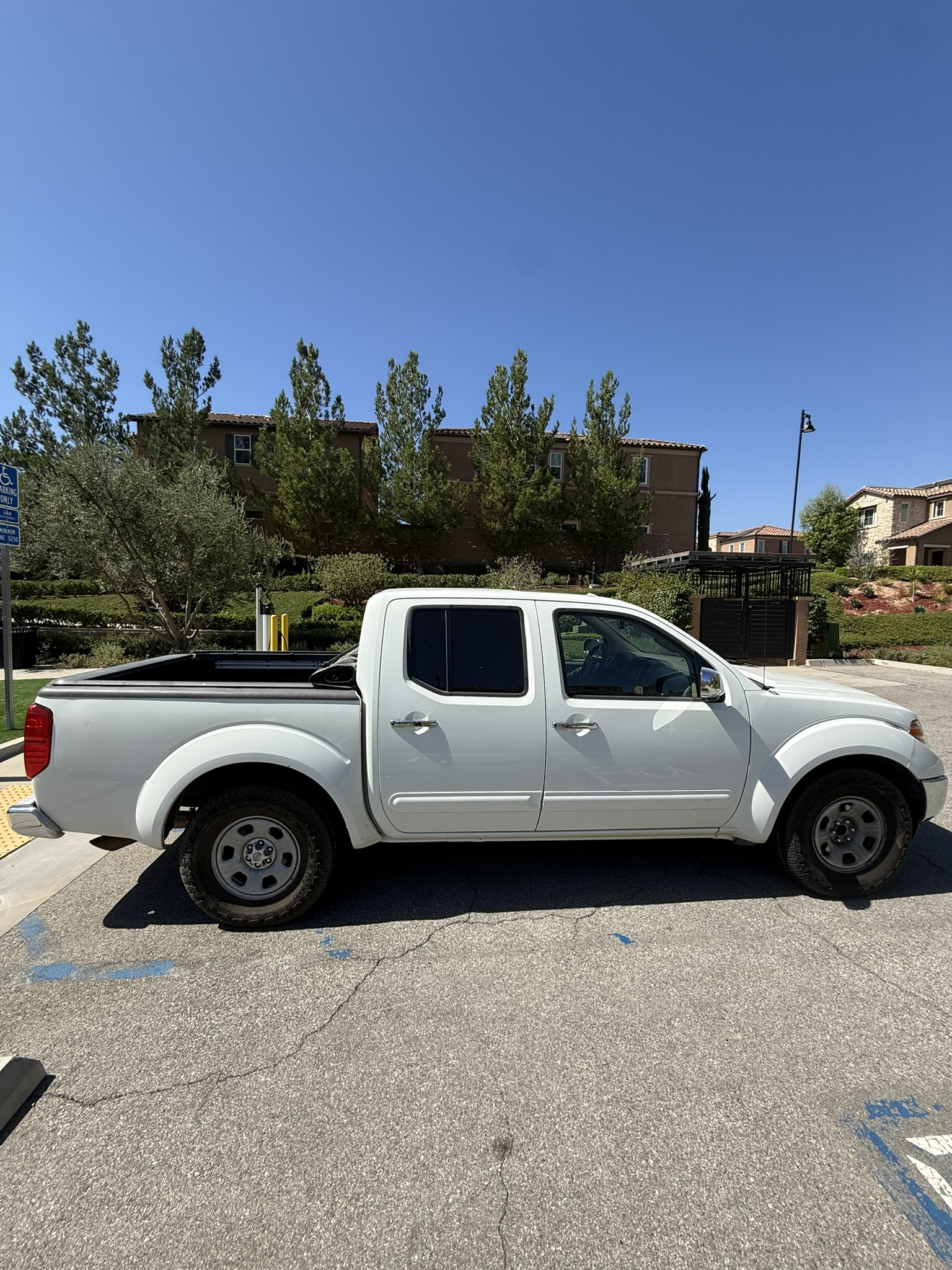 Used 2017 Nissan Frontier SL w/ Moonroof Package RWD image 12