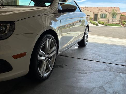 Used 2013 Volkswagen Eos Executive FWD image 14