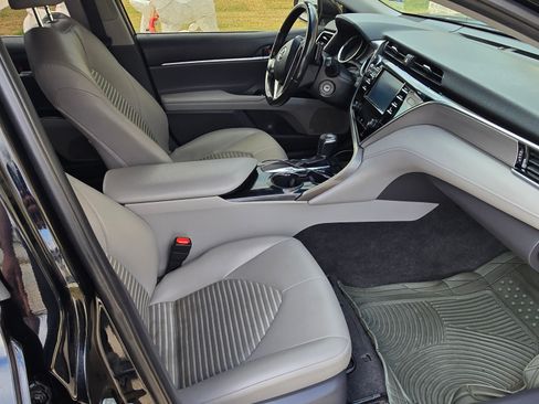 Used 2018 Toyota Camry SE image 9
