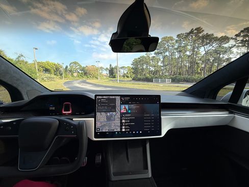 Used 2022 Tesla Model X Plaid image 19