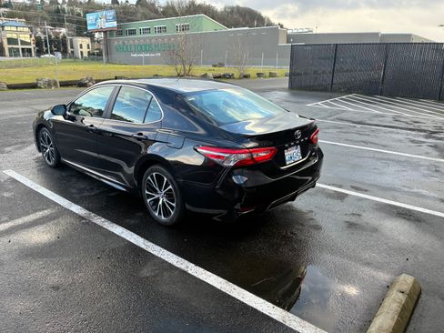 Used 2018 Toyota Camry SE image 2