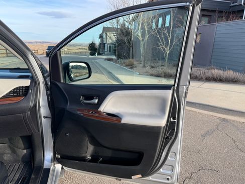 Used 2017 Toyota Sienna Limited Premium image 17