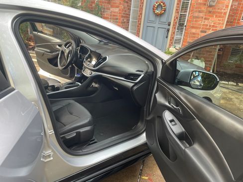 Used 2017 Chevrolet Volt LT w/ Comfort Package image 11