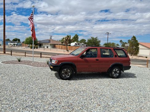 Used 1996 Nissan Pathfinder SE image 2