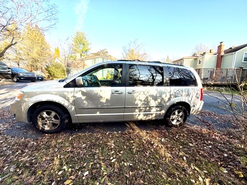 Used 2010 Dodge Grand Caravan SXT image 8