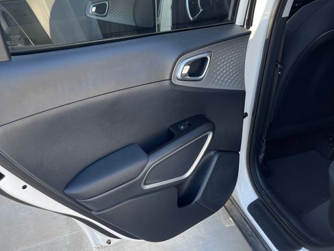 Used 2023 Kia Soul LX w/ LX Technology Package FWD image 11
