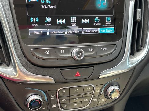 Used 2018 Chevrolet Equinox LT image 11