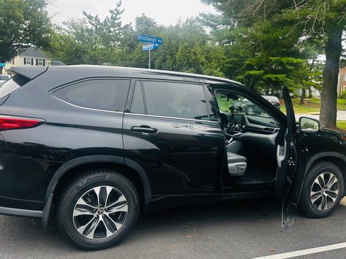 Used 2022 Toyota Highlander XLE AWD/4WD image 4