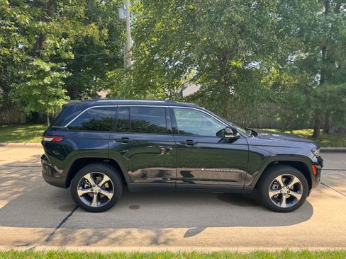 Used 2024 Jeep Grand Cherokee Limited 4xe w/ Luxury Tech Group II AWD/4WD image 4