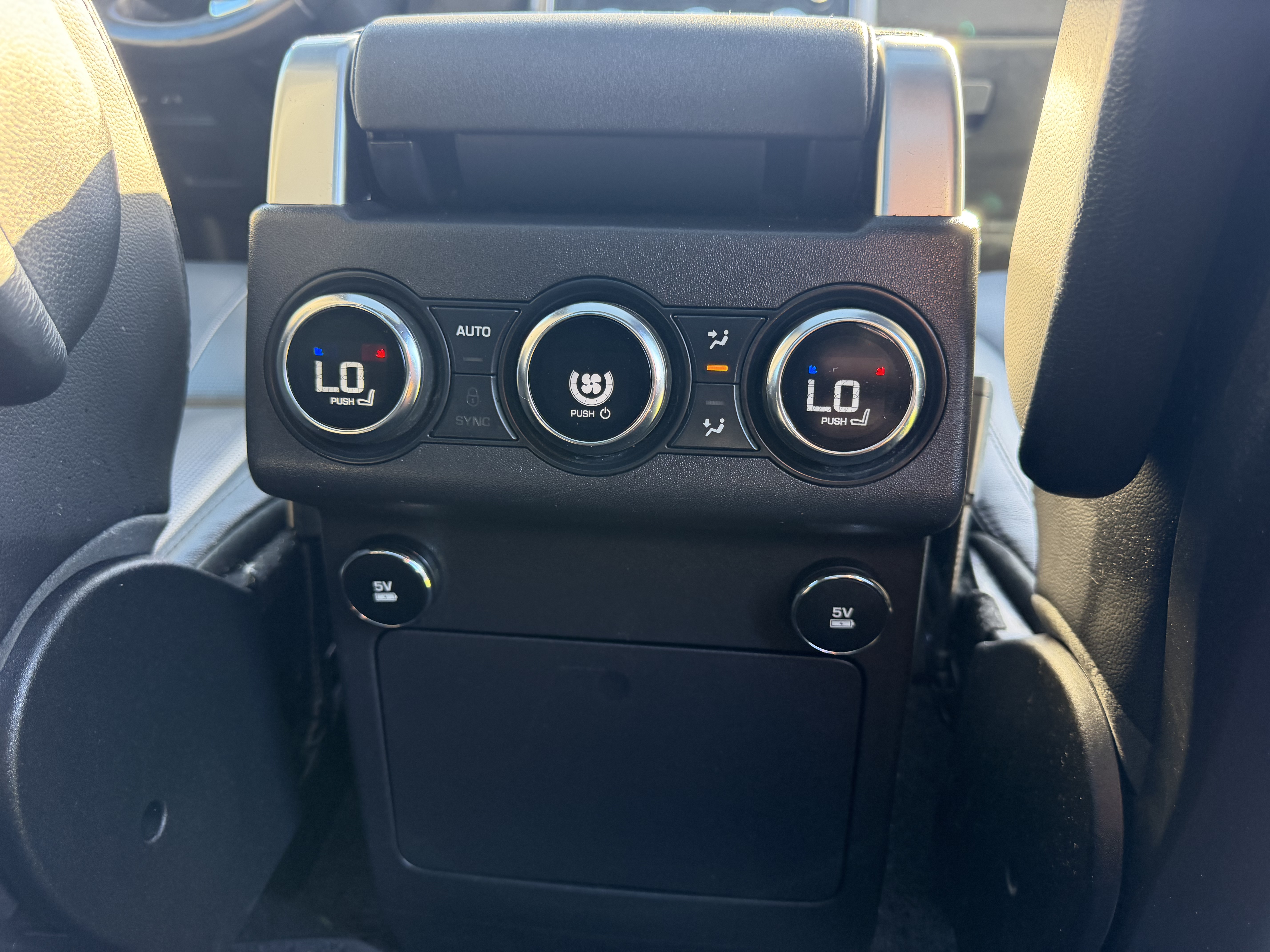 Used 2020 Land Rover Discovery Landmark AWD/4WD image 19