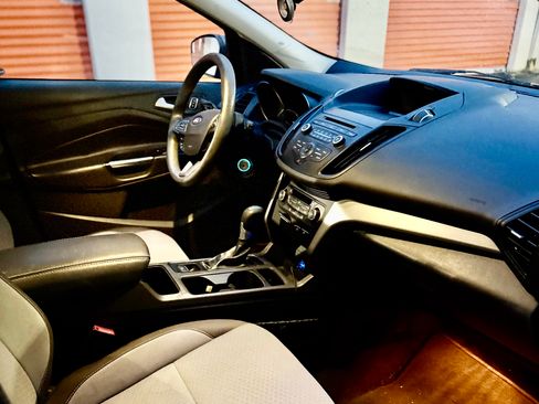 Used 2017 Ford Escape SE image 6