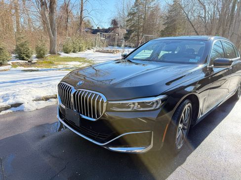 Used 2022 BMW 740i xDrive w/ Premium Package image 5